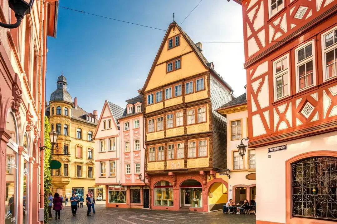 Blick auf die Mainzer Altstadt mit dem Rhein