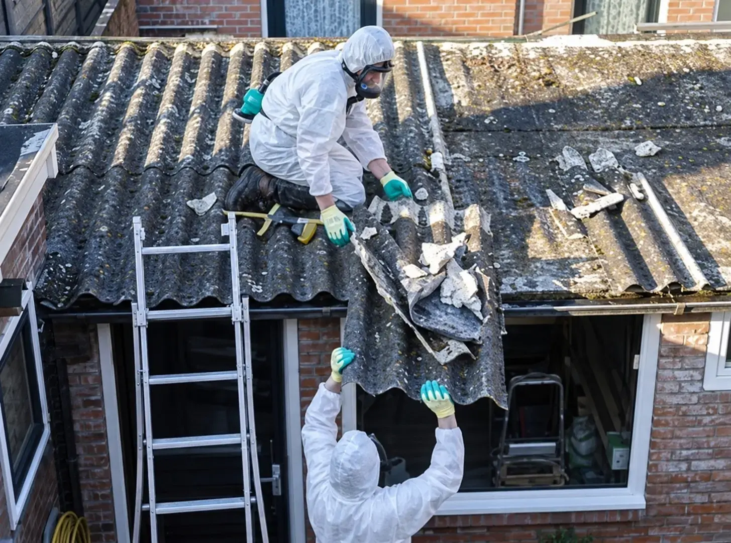Fachkraft in Schutzausrüstung bei der Asbestsanierung