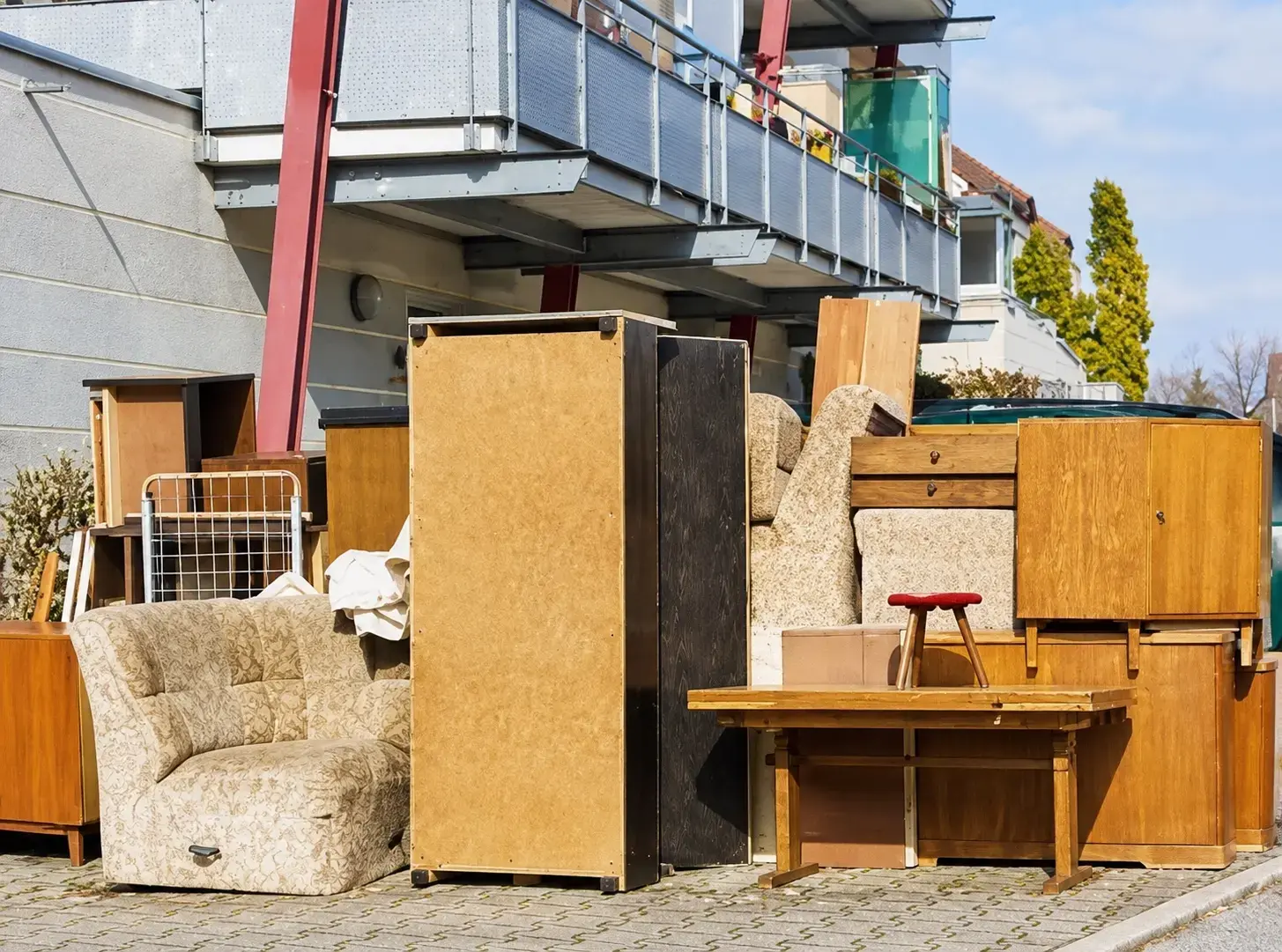 Wohnzimmer einer aufgelösten Wohnung mit gepackten Kisten